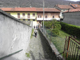Ripartenza da Palazzo Canavese nel tratto tra Via del Castello e Via Parrocchia (35669 bytes)
